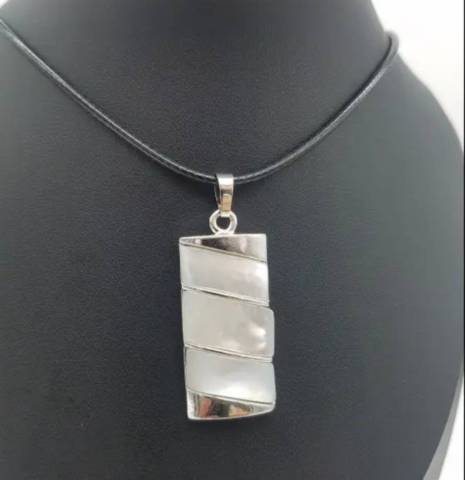 Pendentif nacre et chaine