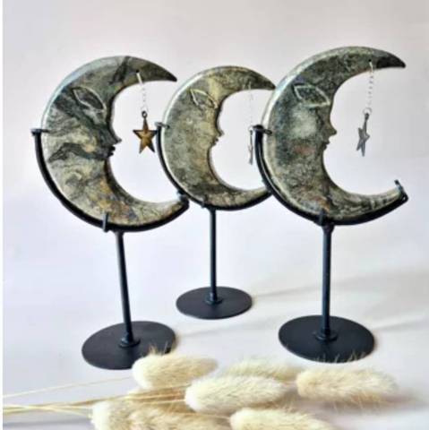 Croissant de lune en pyrite sur son support 
